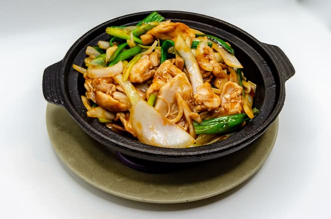 52. Braised Chicken with Ginger and Green Onion 薑蔥雞球煲